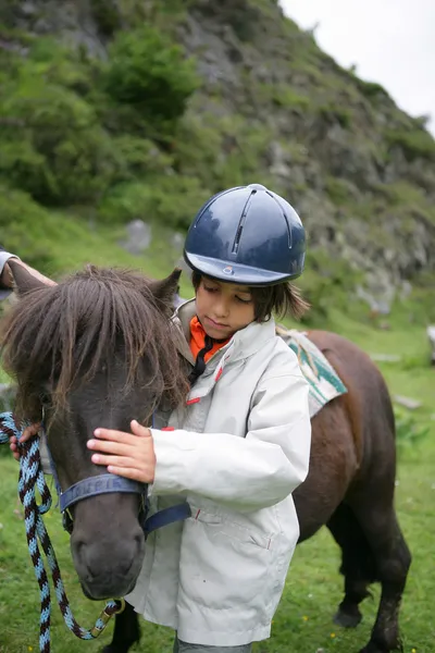 Enfant avec un poney — Photo