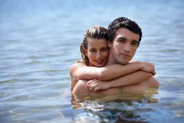 Paar umarmt sich im Wasser — Stockfoto