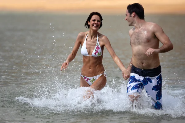 Paar läuft im Wasser — Stockfoto