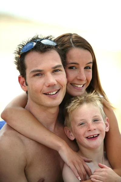 Ung familj på stranden — Stockfoto