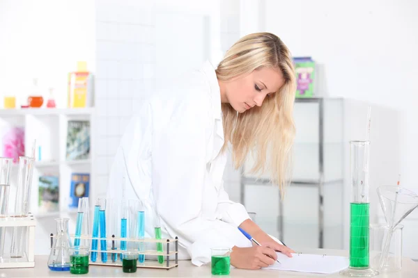 Jong meisje in een lab — Stockfoto
