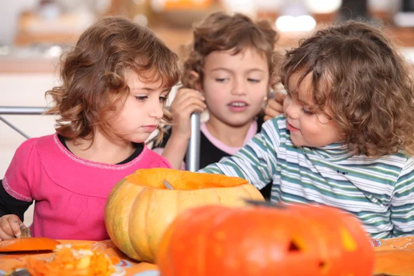 Niños preparando calabazas para Halloween — Foto de Stock