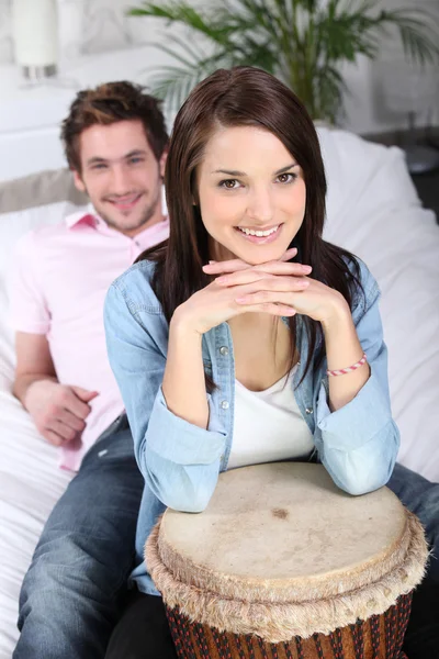 Couple at home with bongo — Stock Photo, Image