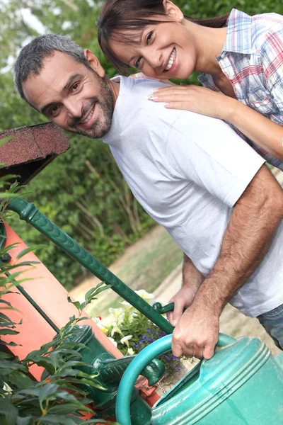 Couple sur le point d'arroser les plantes . — Photo