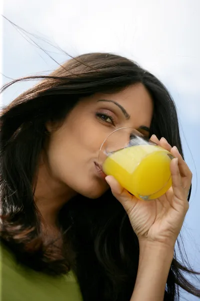 Linda mulher bebendo suco de laranja — Fotografia de Stock