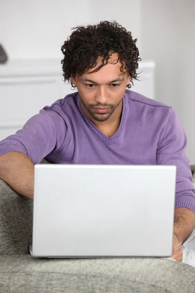 Άνθρωπος που χρησιμοποιούν τον υπολογιστή στο σπίτι — Φωτογραφία Αρχείου