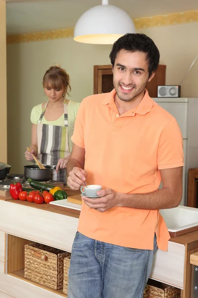 Young couple in a kitchen — Stock Photo, Image