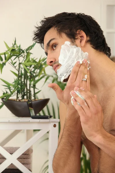 男人剃须泡沫的应用 — 图库照片