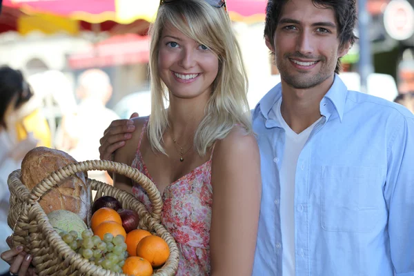 Couple at the market — Stock Photo, Image