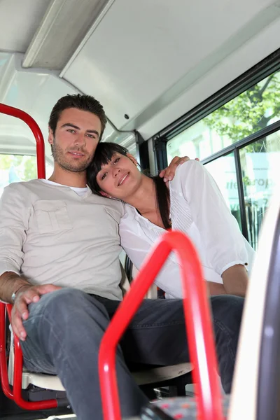 Paar sitzt im Bus — Stockfoto