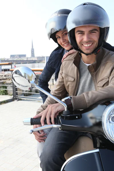 年轻夫妻有一辆摩托车骑 — 图库照片