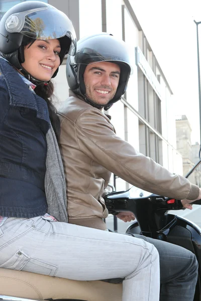 Casal de motociclistas com capacete de choque — Fotografia de Stock