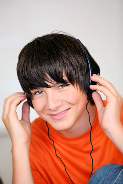 Adolescente Chico Escuchando Música — Foto de Stock