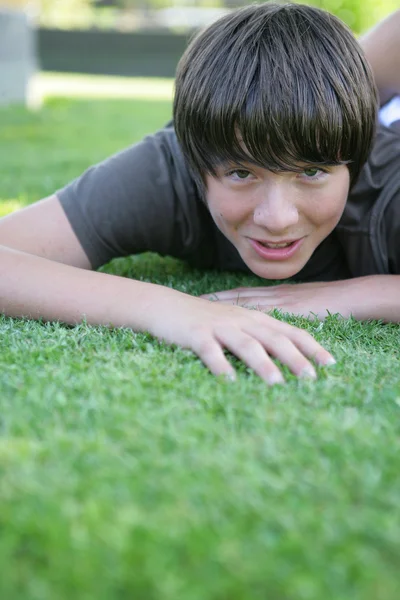 Preteen brincando na grama — Fotografia de Stock
