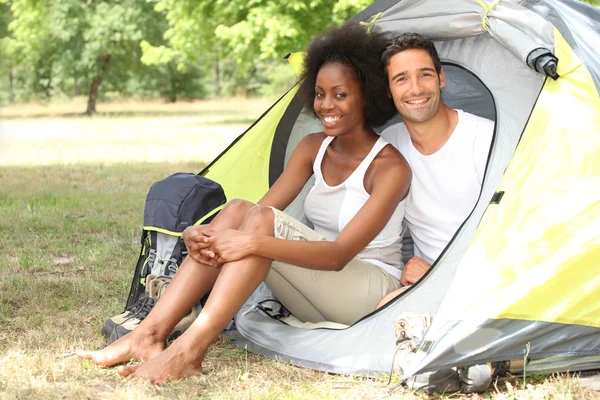 Casal sentado em uma tenda Fotografias De Stock Royalty-Free