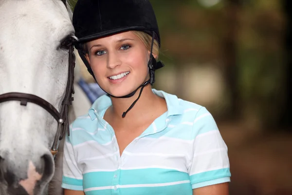 Junge Frau und ihr Pferd Stockbild
