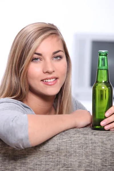 Adolescente con una botella de cerveza — Foto de Stock