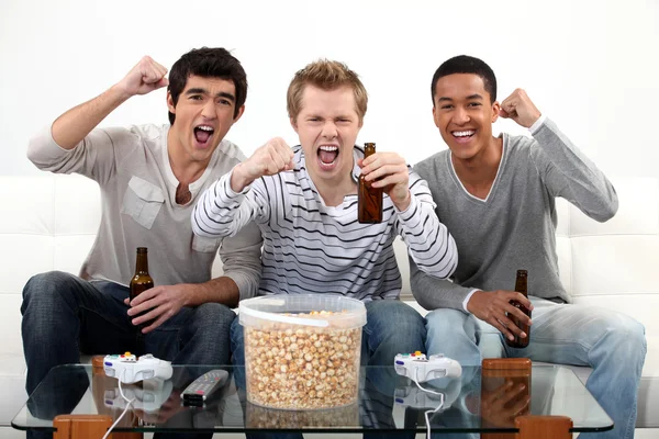 Amici che guardano partita di calcio in televisione — Foto Stock