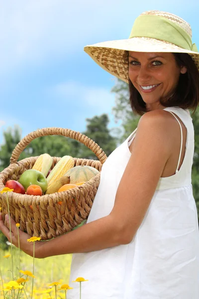 Retrato de una mujer con cesta de frutas — Foto de Stock
