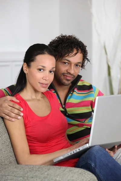 Paar zu Hause mit Laptop — Stockfoto