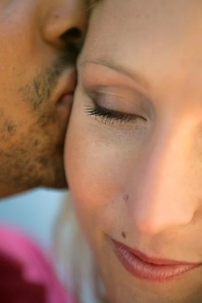 Nahaufnahme eines sich küssenden Paares — Stockfoto