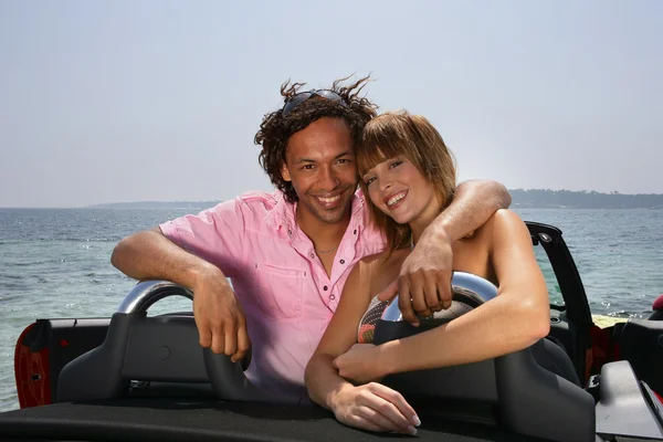 Happy couple in a convertible car — Stock Photo, Image