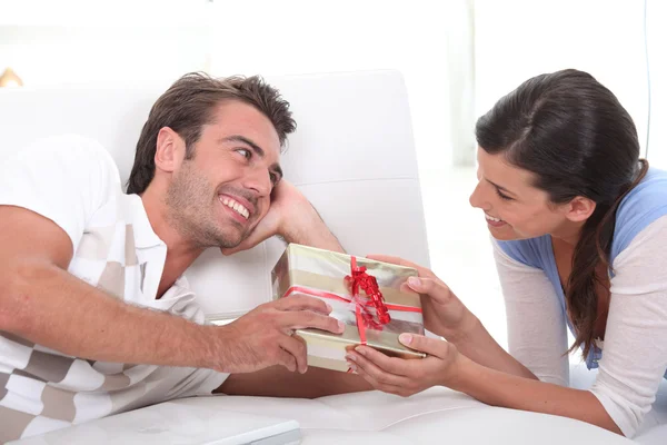 Мужчина предлагает подарок женщине — стоковое фото