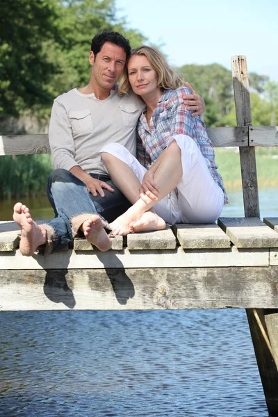 Descalço casal à beira da água — Fotografia de Stock