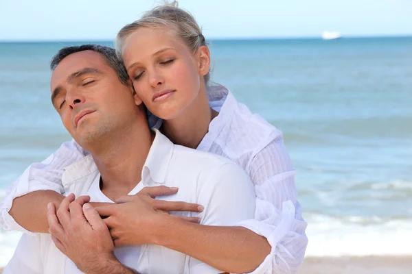 Couple debout sur une plage isolée — Photo