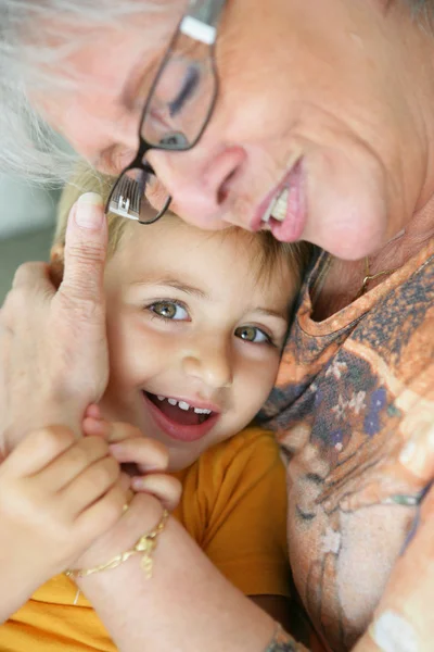 Nonna abbracciare nipote — Foto Stock