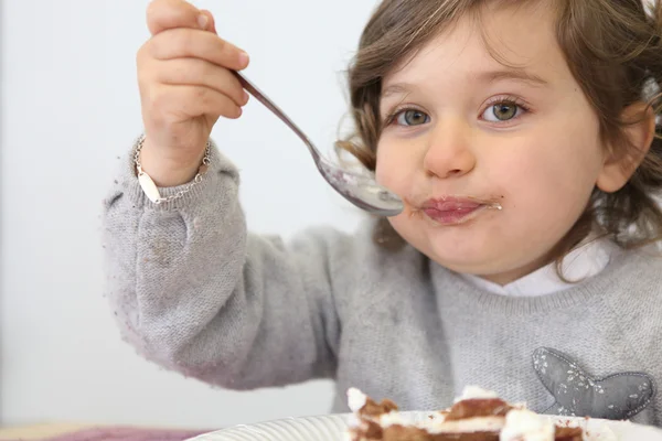 케이크 한 조각 먹고 어린 소녀 — 스톡 사진