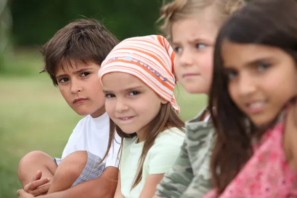 Bambini in un parco . — Foto Stock