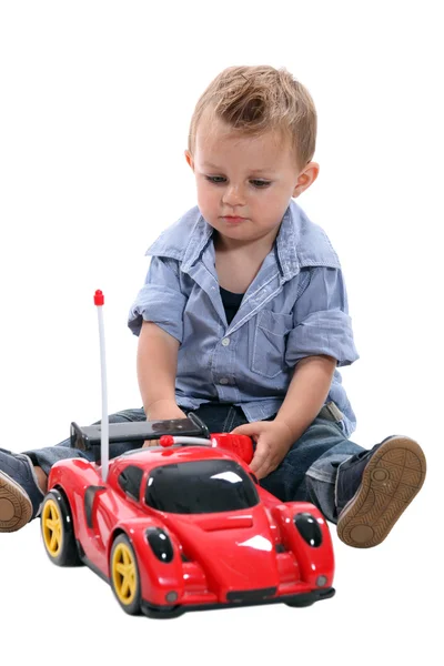 Niño pequeño con un coche a control remoto — Foto de Stock
