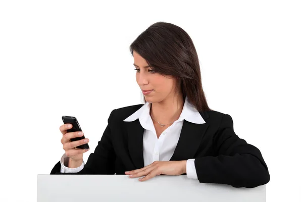 Bizneswoman gospodarstwa telefonii komórkowej — Zdjęcie stockowe