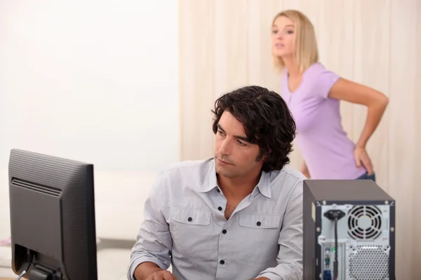 Homem e mulher olhando para um computador — Fotografia de Stock