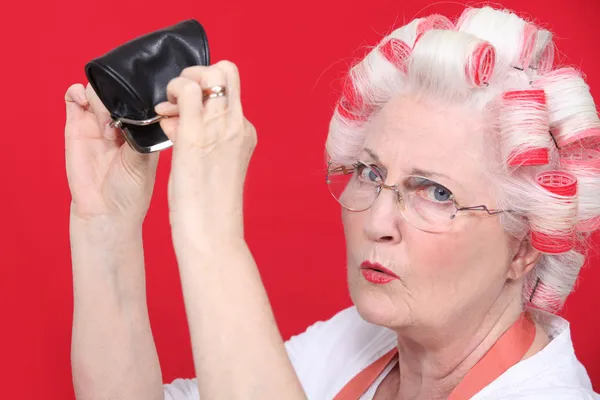 Oma mit Lockenwickler und leerem Geldbeutel — Stockfoto