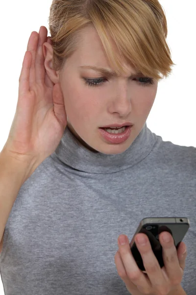 Giovane bionda con un problema all'orecchio . — Foto Stock