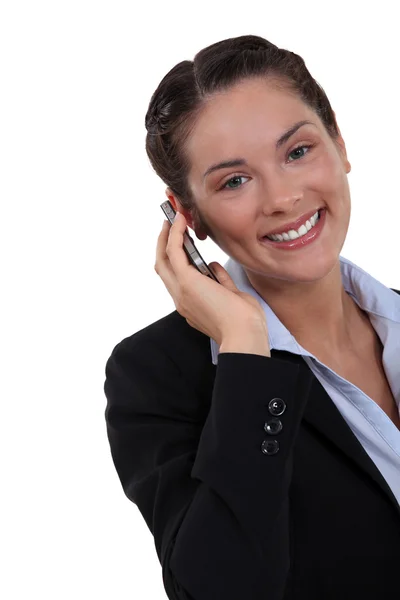 Charmiga affärskvinna talar i hennes mobiltelefon — Stockfoto
