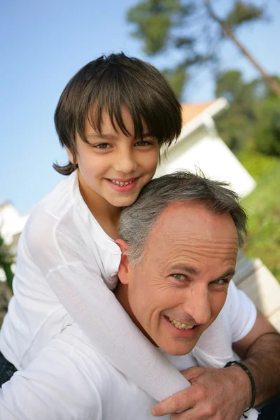 Pappa ger son piggyback — Stockfoto