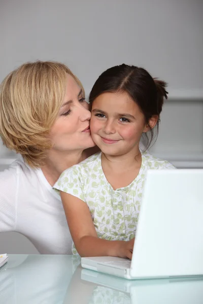 Moeder en dochter op laptopcomputer — Stockfoto
