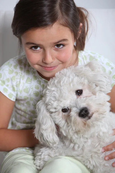 Menina segurando pequeno cão branco — Fotografia de Stock