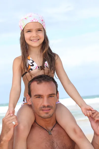 Vader draagt dochter op zijn schouders — Stockfoto