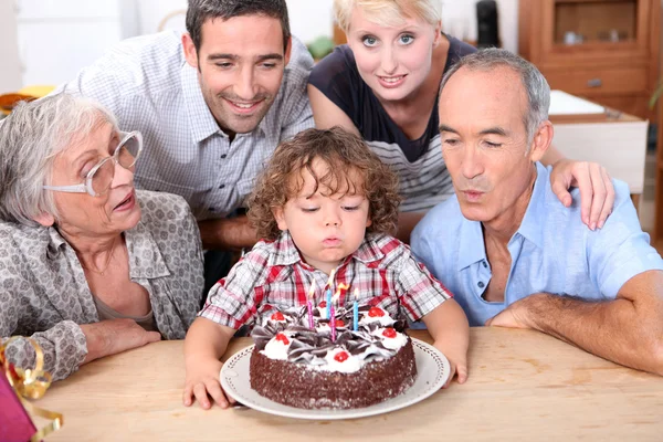 Familia celebrando un cuarto cumpleaños — Foto de Stock