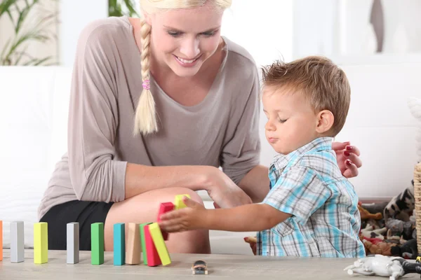 Little boy playing with building blocks — Stock Photo, Image