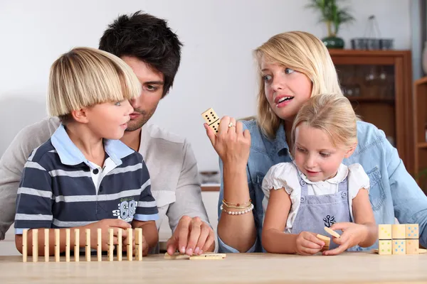 Família jogando dominó — Fotografia de Stock