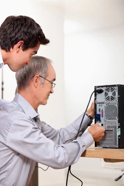 Pai e filho reparar PC — Fotografia de Stock