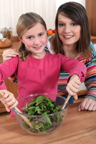 Mãe e filha fazendo uma salada — Fotografia de Stock