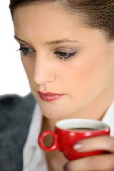 Mulher furando xícara de café expresso — Fotografia de Stock