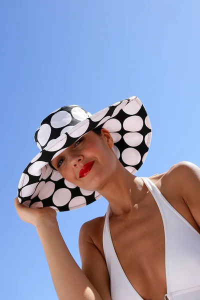 Brunetka na sobie kapelusz i strój kąpielowy — Zdjęcie stockowe