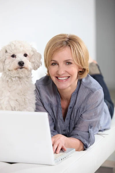 Az otthoni laptop, a kedvtelésből tartott kutya — Stock Fotó